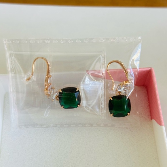 🌷New🌷 Luxurious & Elegant Green Toned Earrings - Picture 5 of 7